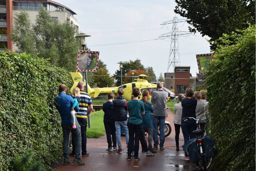 Landing traumahelikopter midden in woonwijk trok veel bekijks