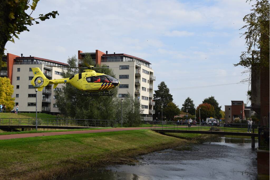 Landing traumahelikopter midden in woonwijk trok veel bekijks