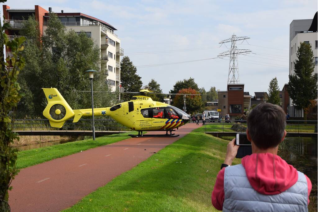 Landing traumahelikopter midden in woonwijk trok veel bekijks