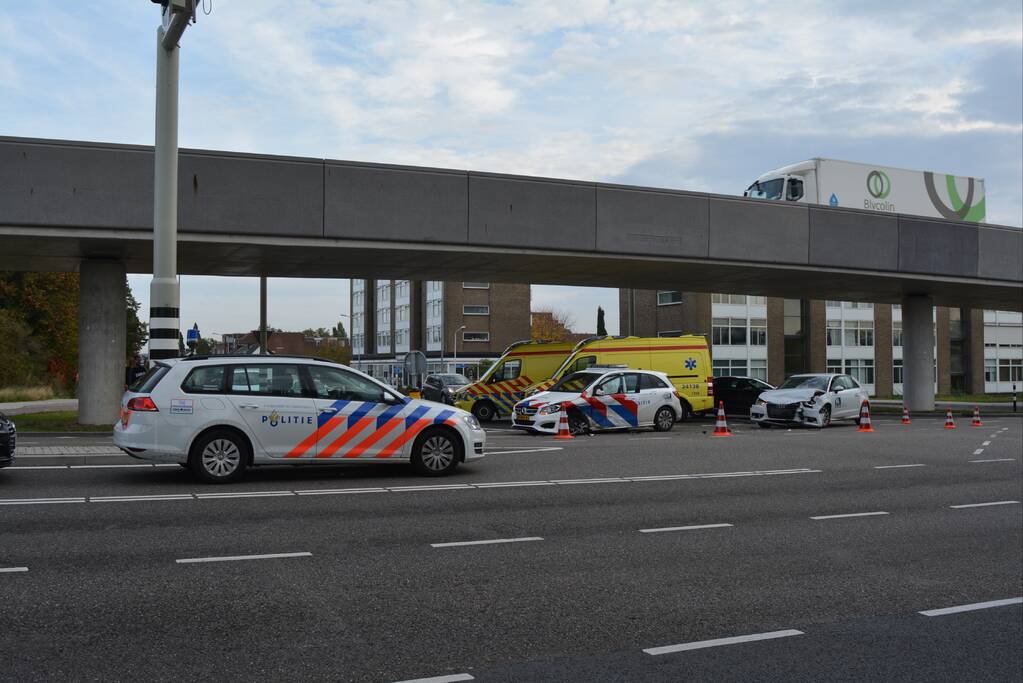 Politieauto in de kreukels na aanrijding met personenwagen