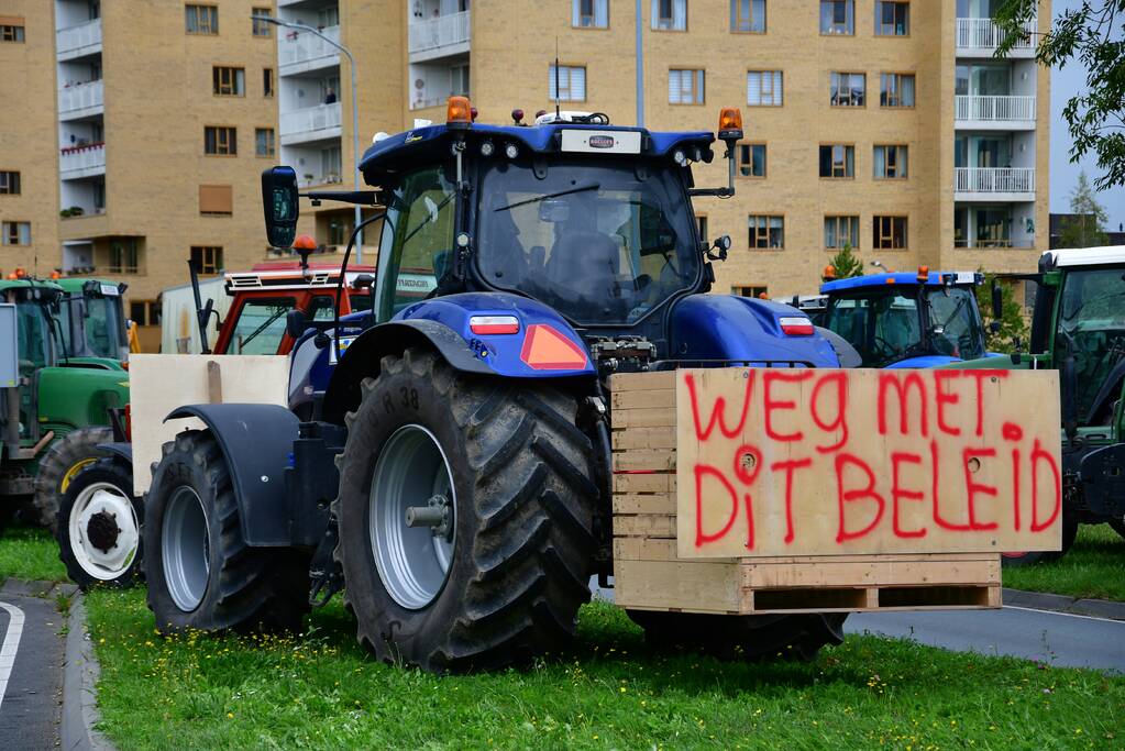 Honderde boer in boerenprotest bij provinciehuis Flevoland