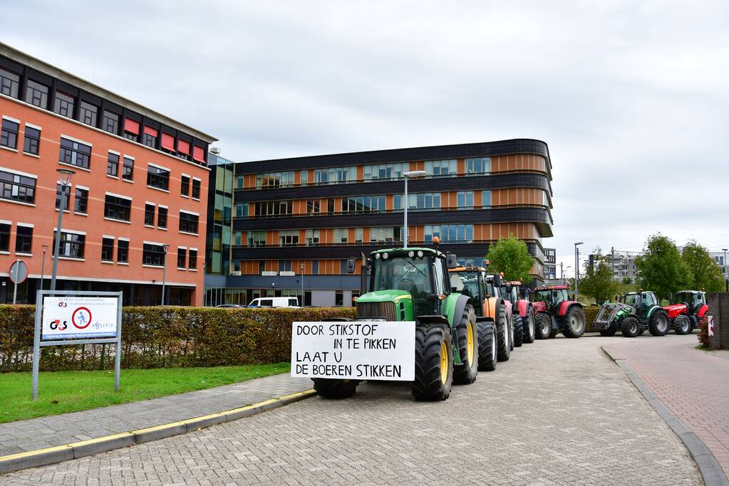 Honderde boer in boerenprotest bij provinciehuis Flevoland
