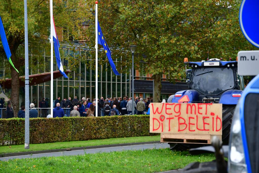 Honderde boer in boerenprotest bij provinciehuis Flevoland