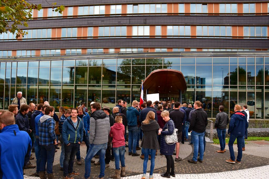 Honderde boer in boerenprotest bij provinciehuis Flevoland