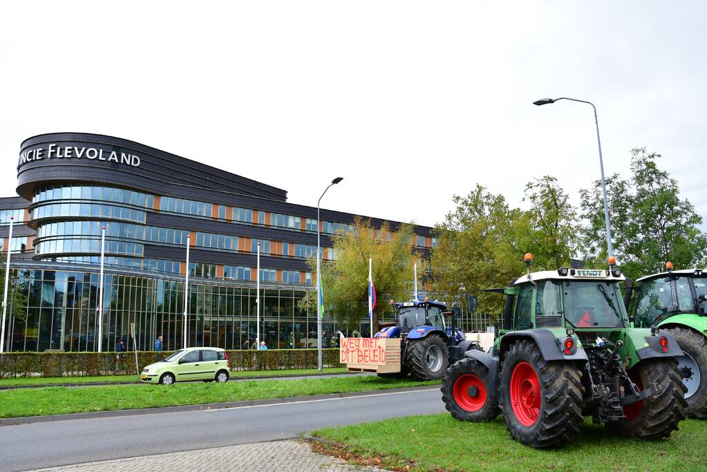 Honderde boer in boerenprotest bij provinciehuis Flevoland