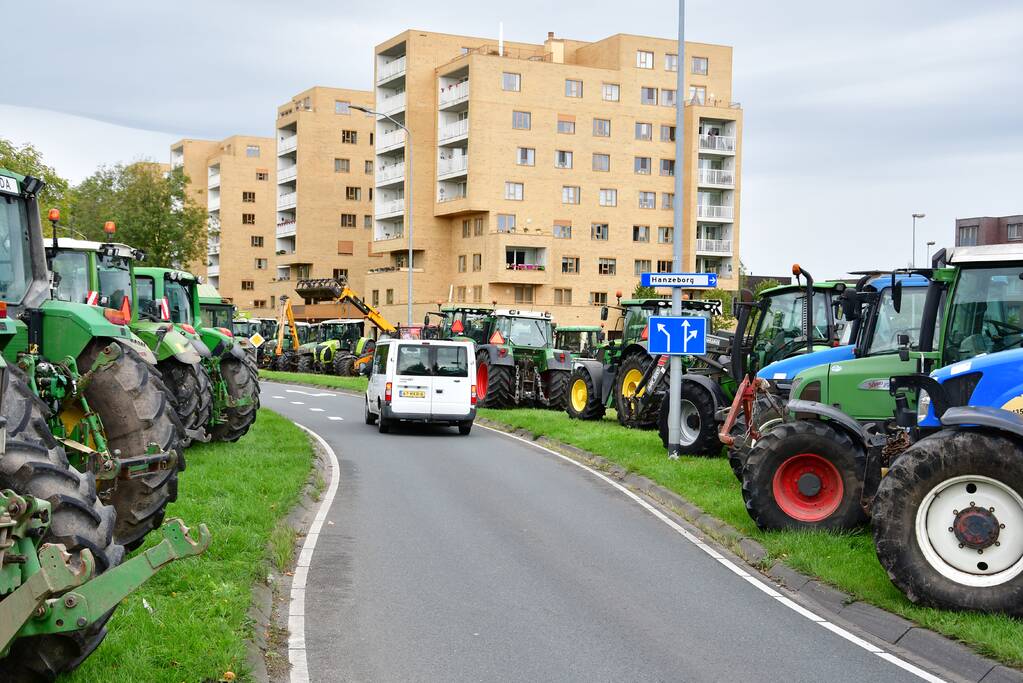 Honderde boer in boerenprotest bij provinciehuis Flevoland