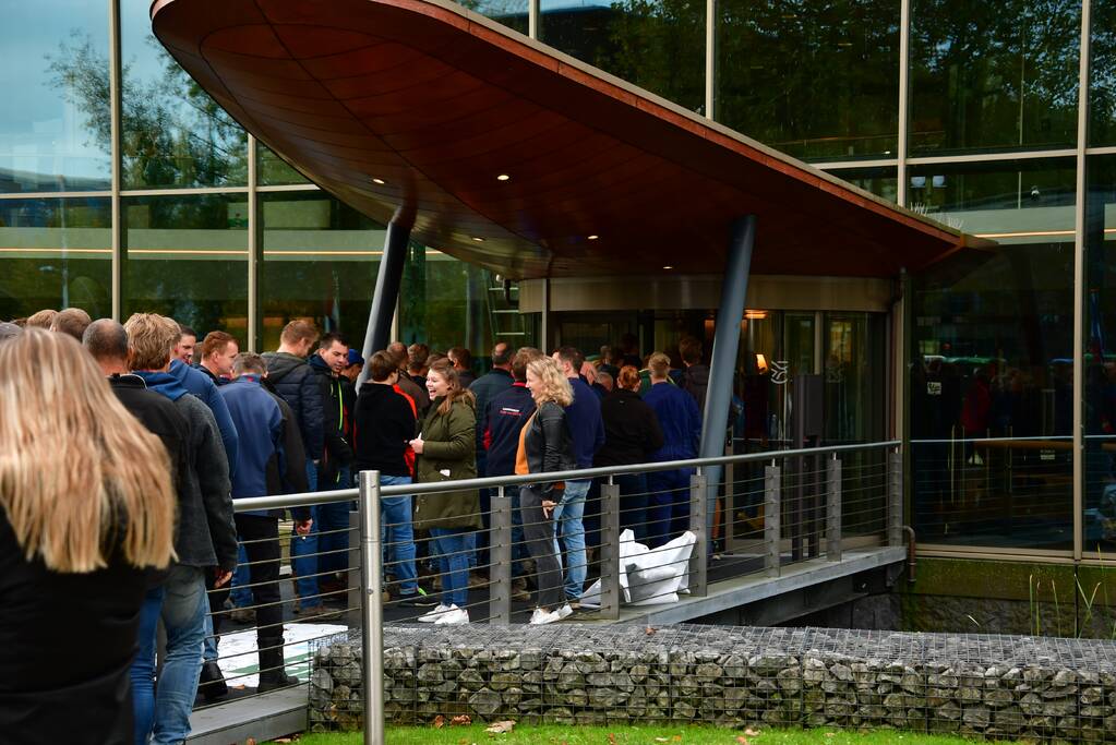 Honderde boer in boerenprotest bij provinciehuis Flevoland