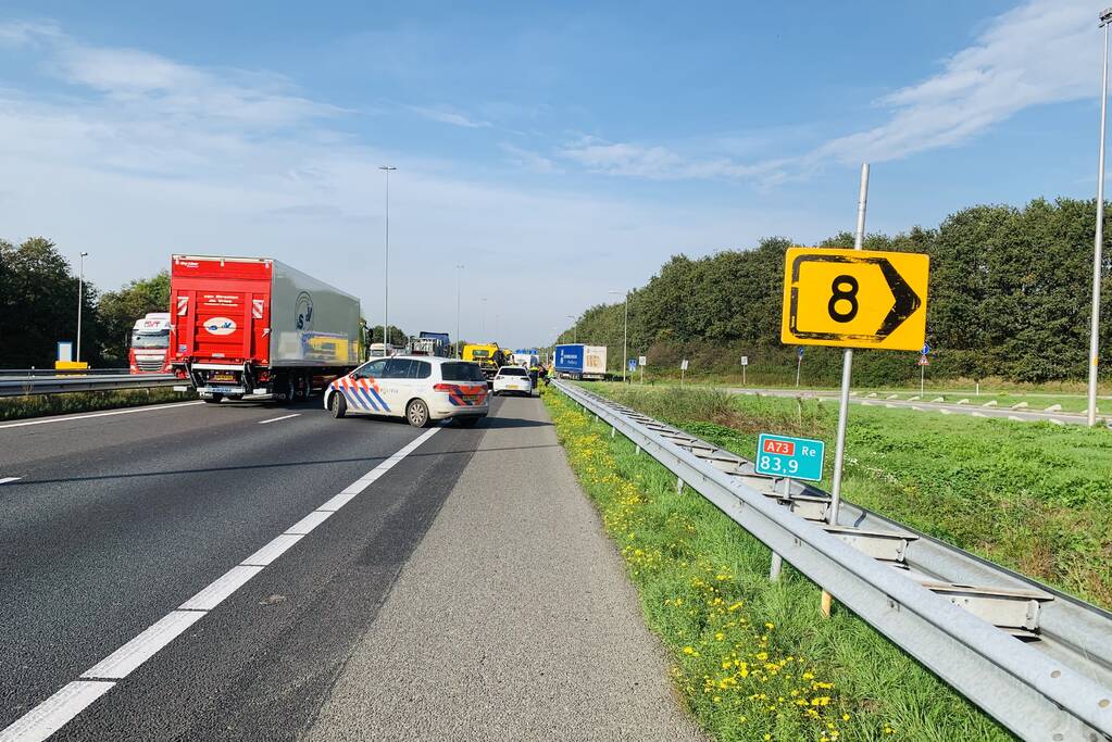Auto schaart caravan op snelweg