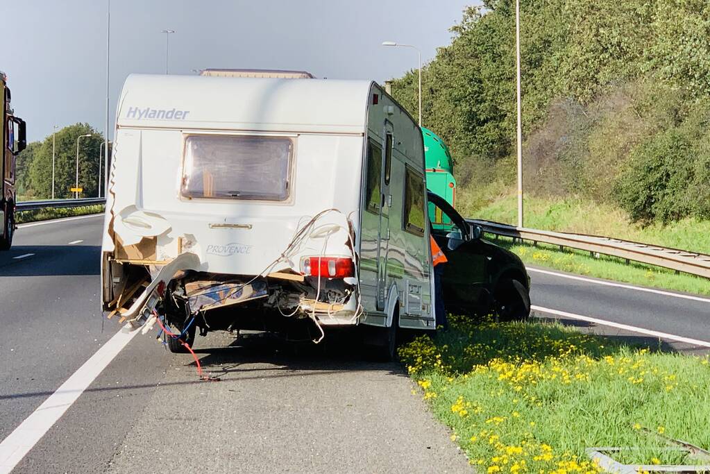 Auto schaart caravan op snelweg