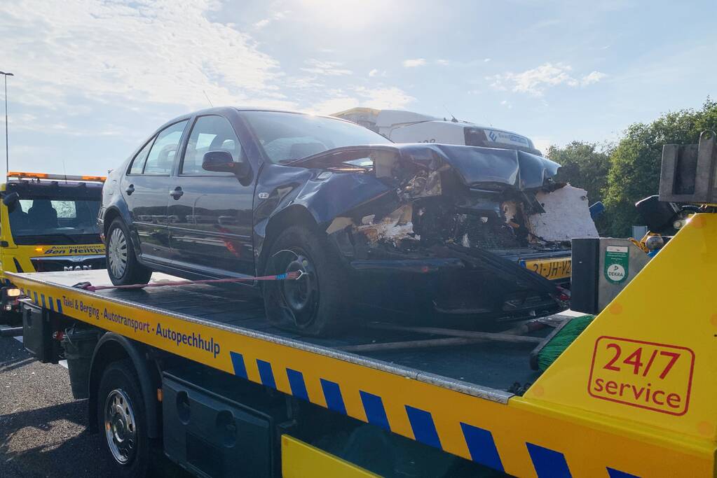 Auto schaart caravan op snelweg