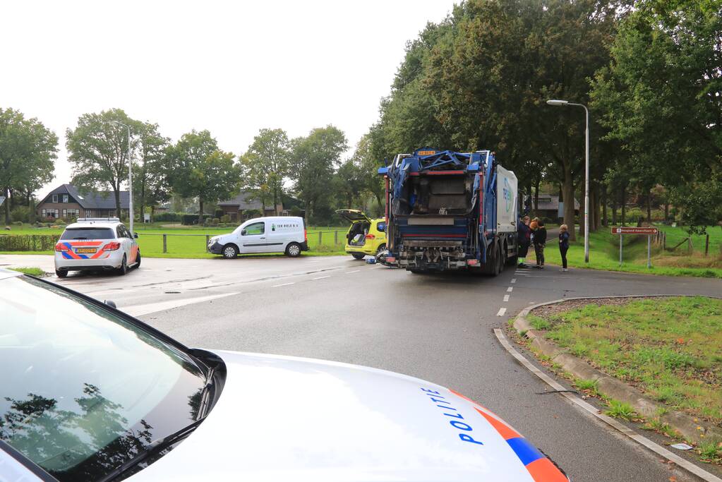 Scooter rijdt tegen vuilniswagen aan