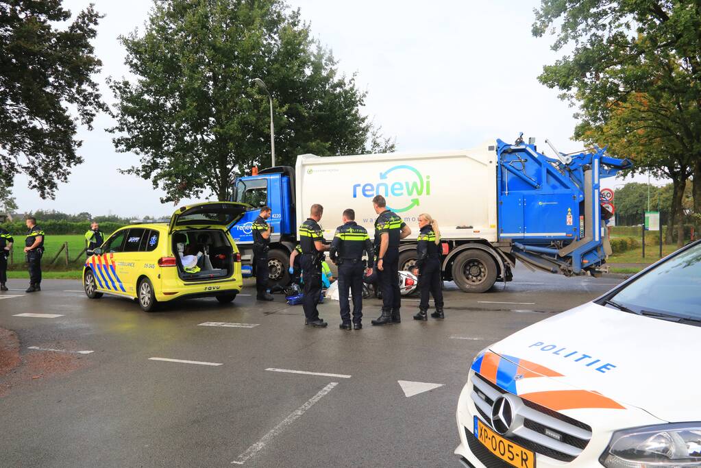 Scooter rijdt tegen vuilniswagen aan