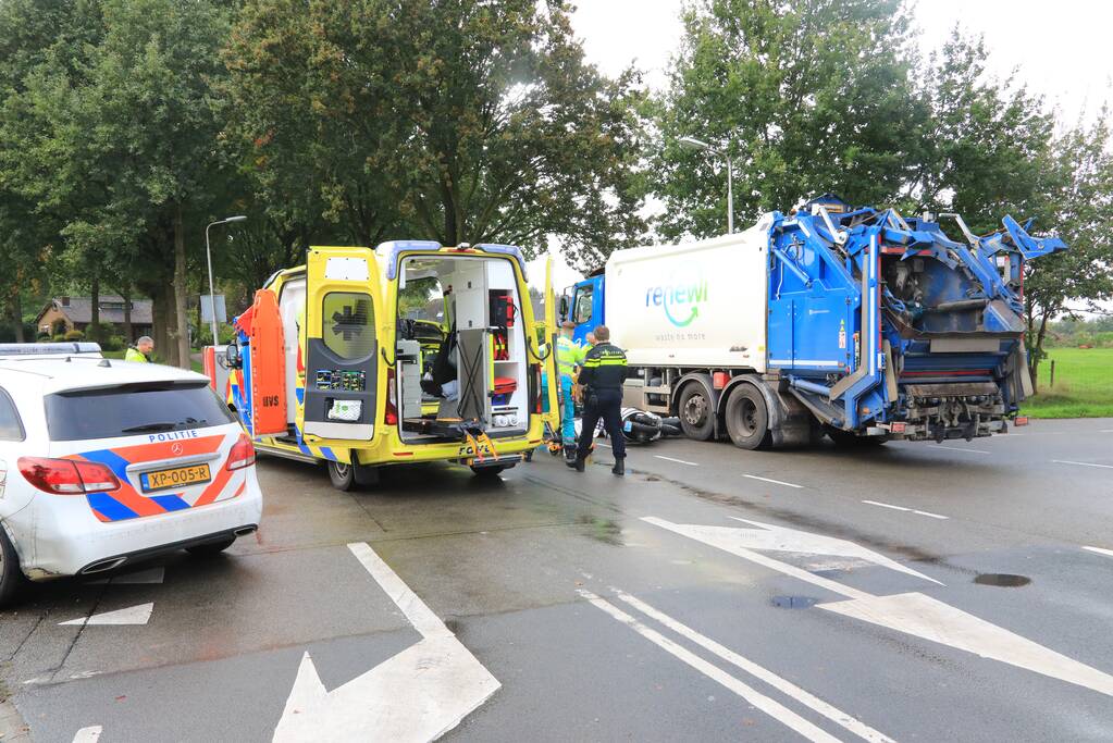 Scooter rijdt tegen vuilniswagen aan