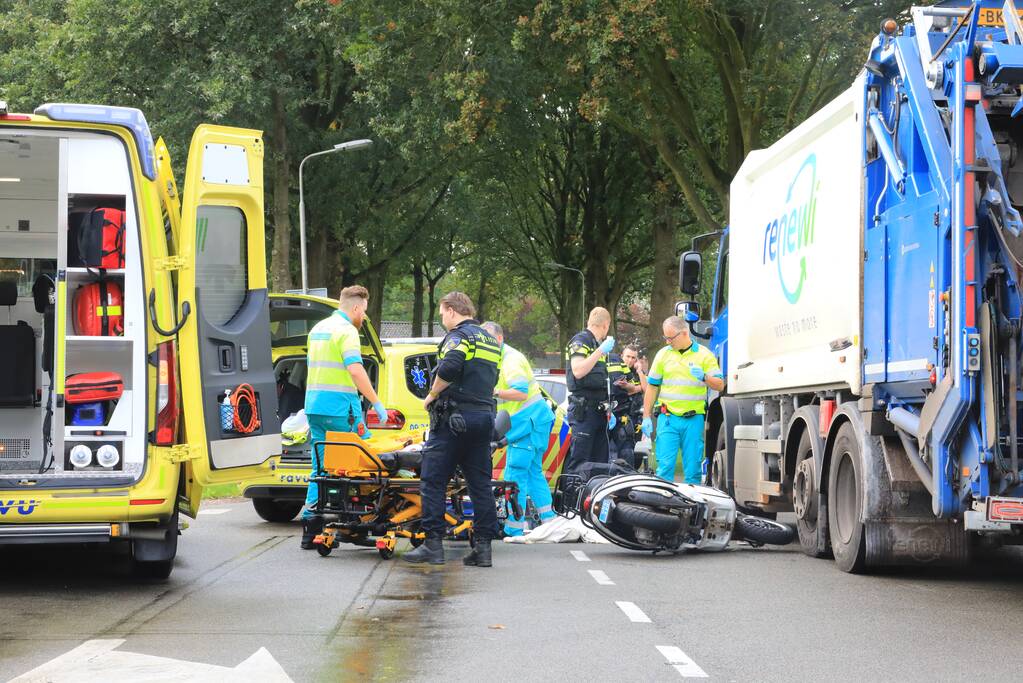 Scooter rijdt tegen vuilniswagen aan