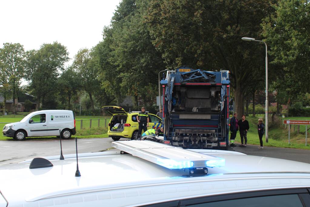 Scooter rijdt tegen vuilniswagen aan