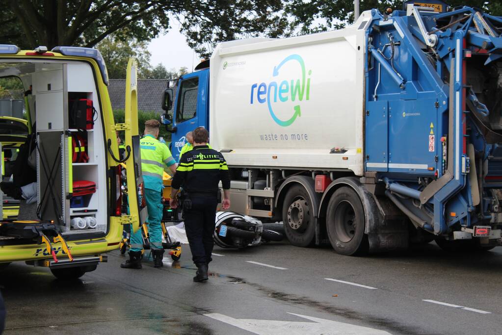 Scooter rijdt tegen vuilniswagen aan