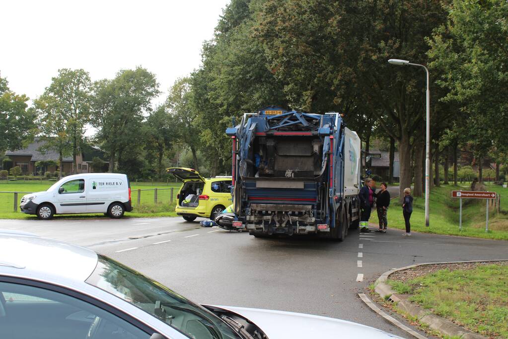 Scooter rijdt tegen vuilniswagen aan