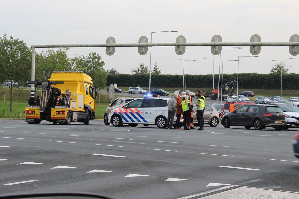 Twee auto's botsen op kruising