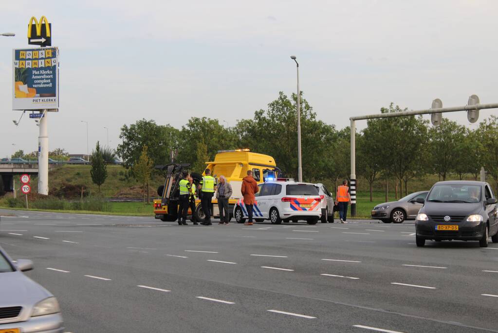 Twee auto's botsen op kruising