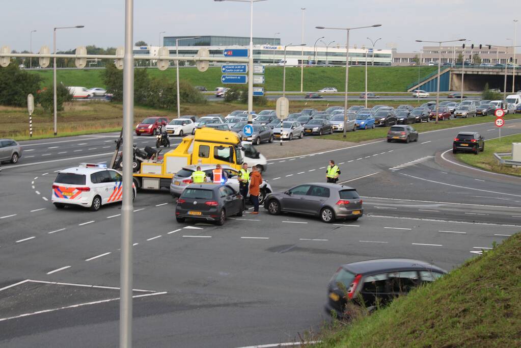 Twee auto's botsen op kruising