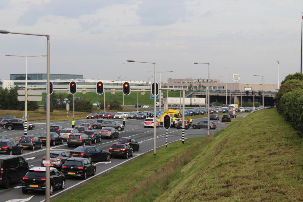 Twee auto's botsen op kruising