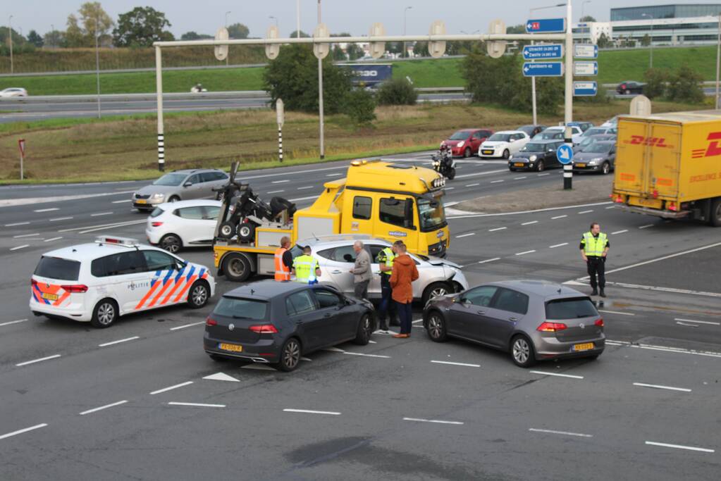 Twee auto's botsen op kruising
