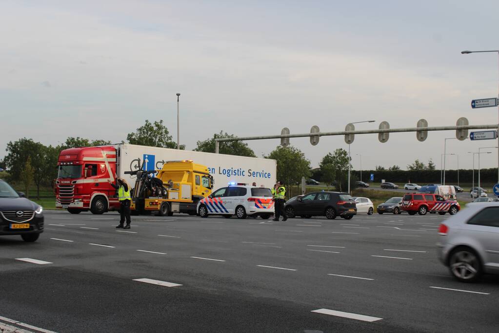 Twee auto's botsen op kruising