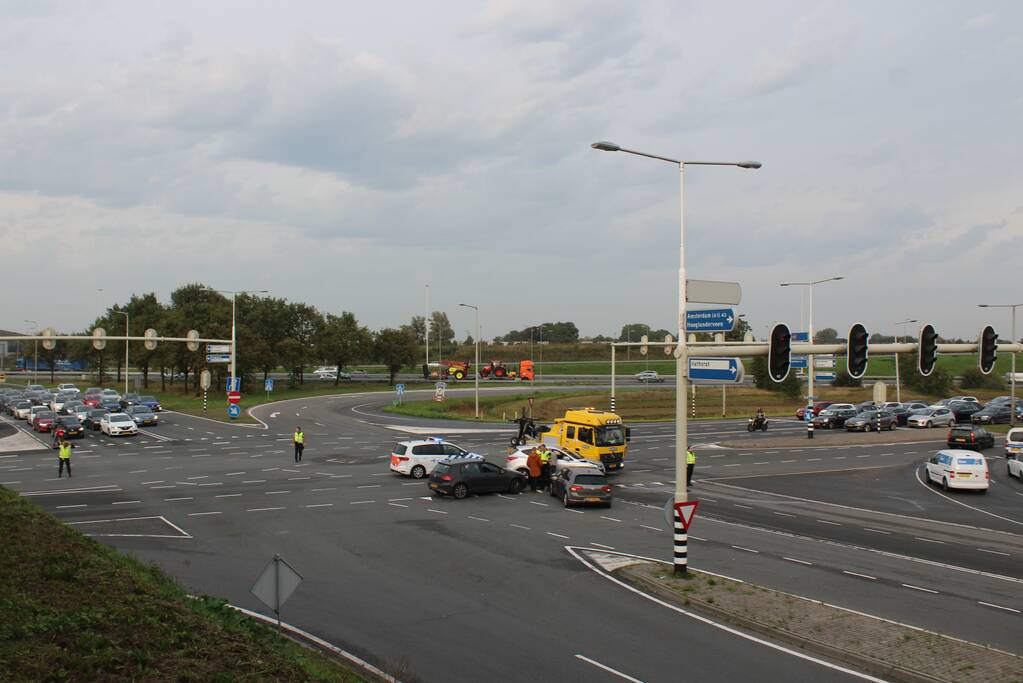 Twee auto's botsen op kruising