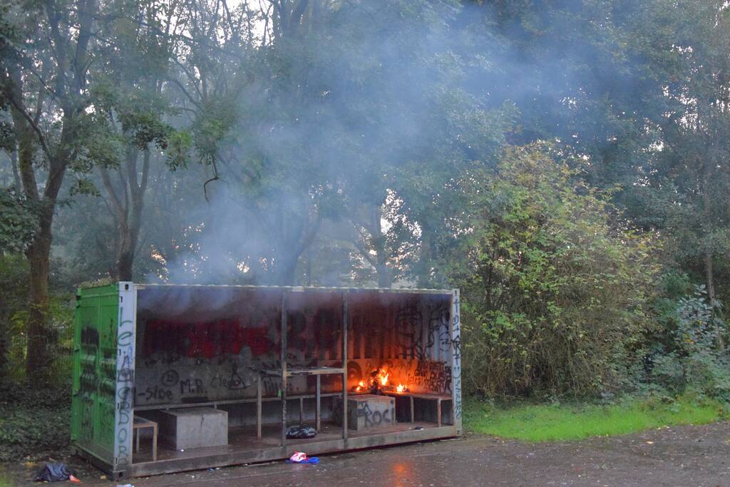 Afval brand in jongeren container