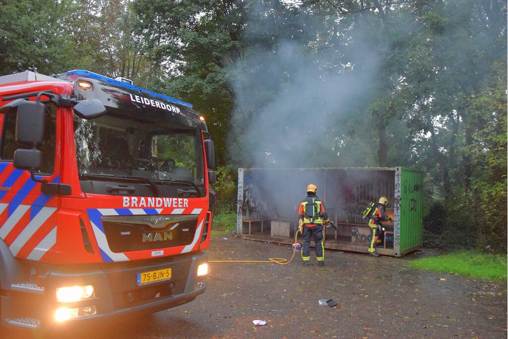 Afval brand in jongeren container