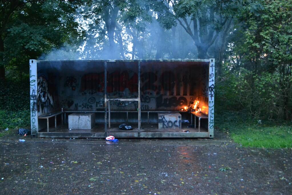Afval brand in jongeren container