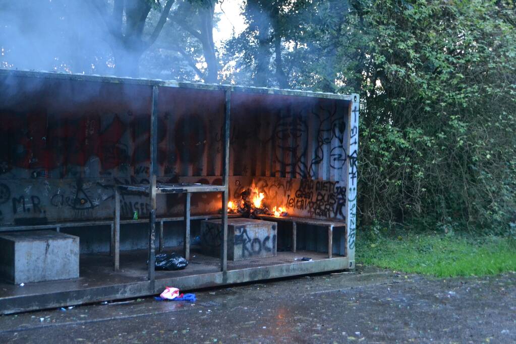Afval brand in jongeren container