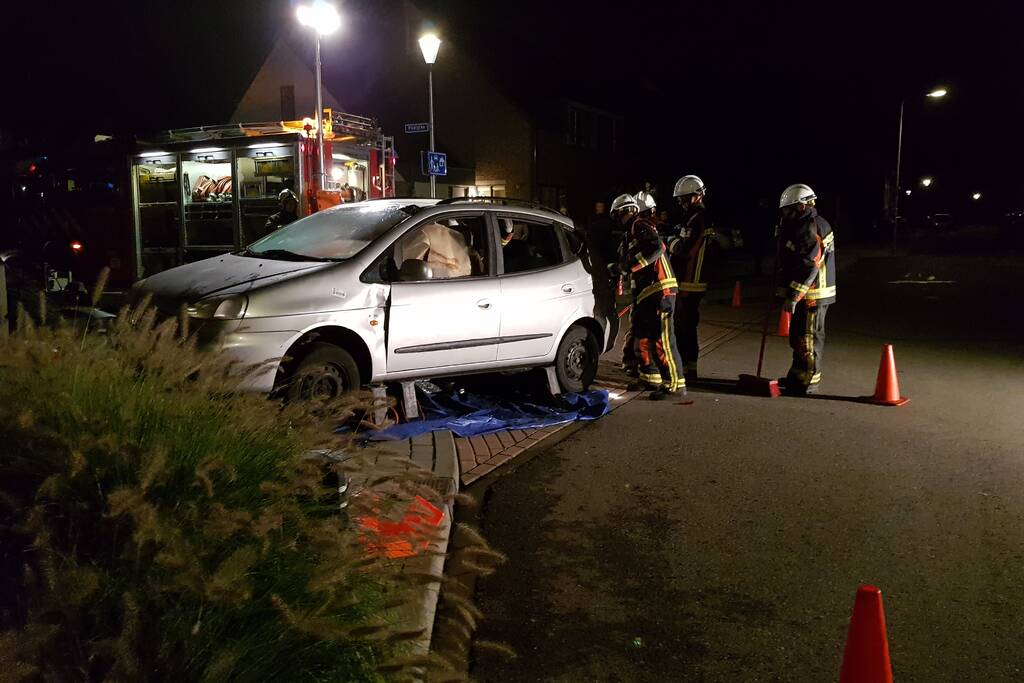Bestuurder bekneld na aanrijding