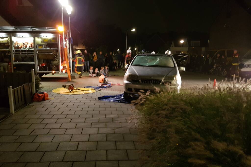 Bestuurder bekneld na aanrijding