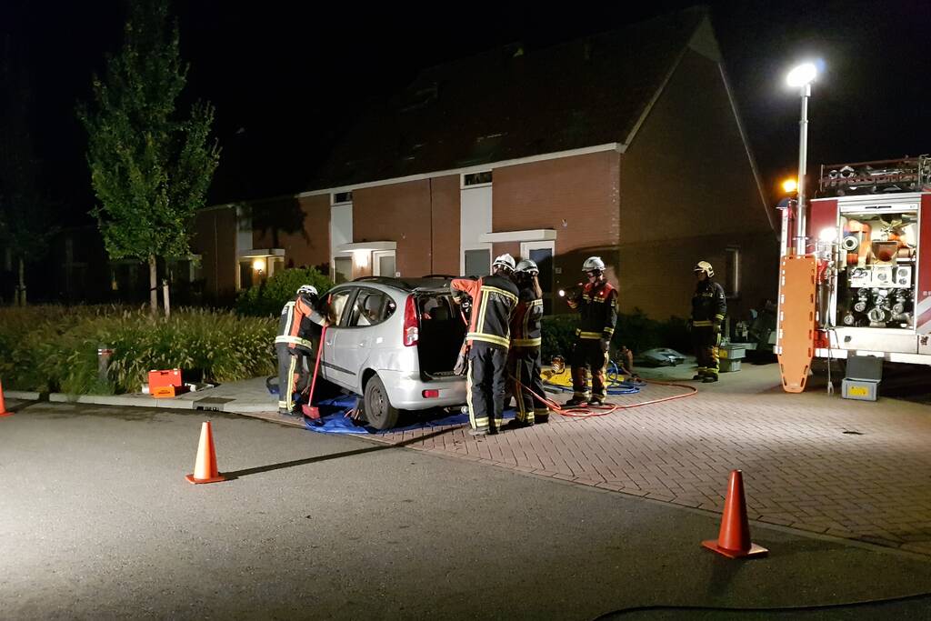 Bestuurder bekneld na aanrijding