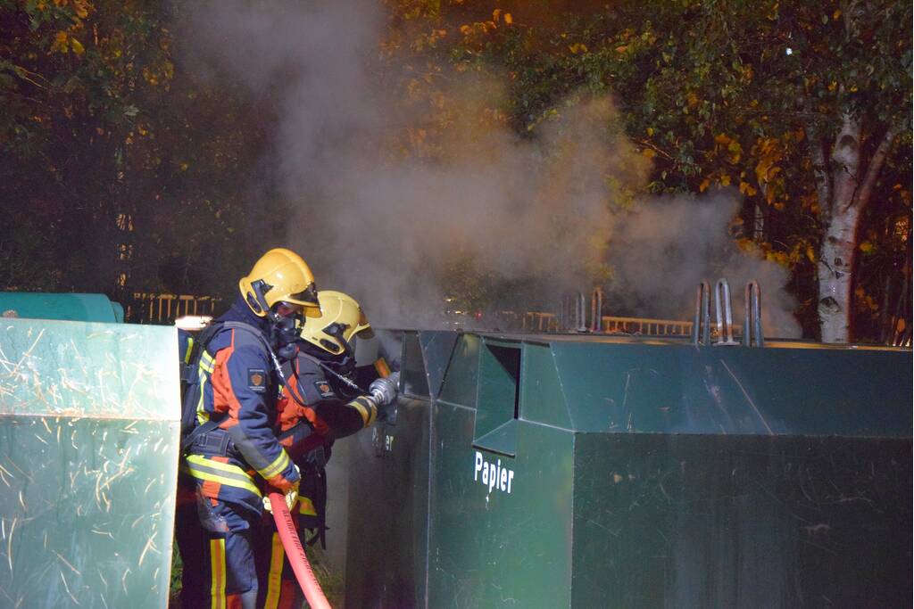 Flinke rookontwikkeling bij brand in papiercontainer