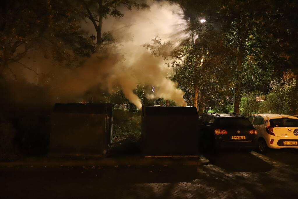 Flinke rookontwikkeling bij brand in papiercontainer
