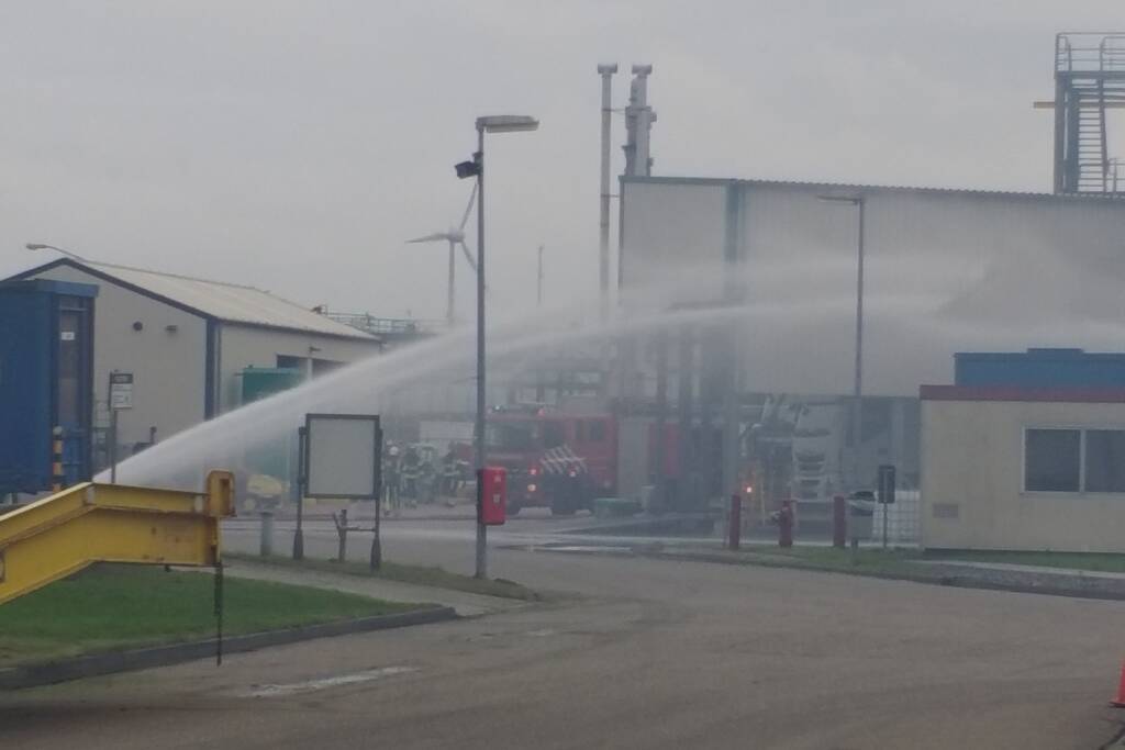 Rook uit kast met grondstoffen bij chemisch bedrijf