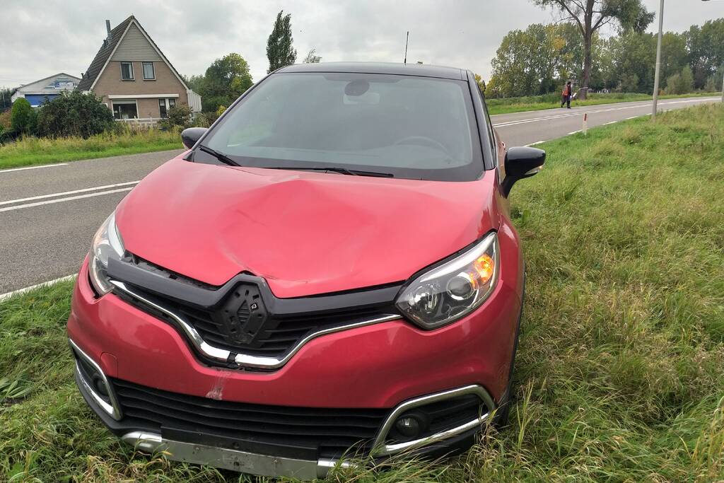Automobilist gewond na botsing tegen verkeersbord