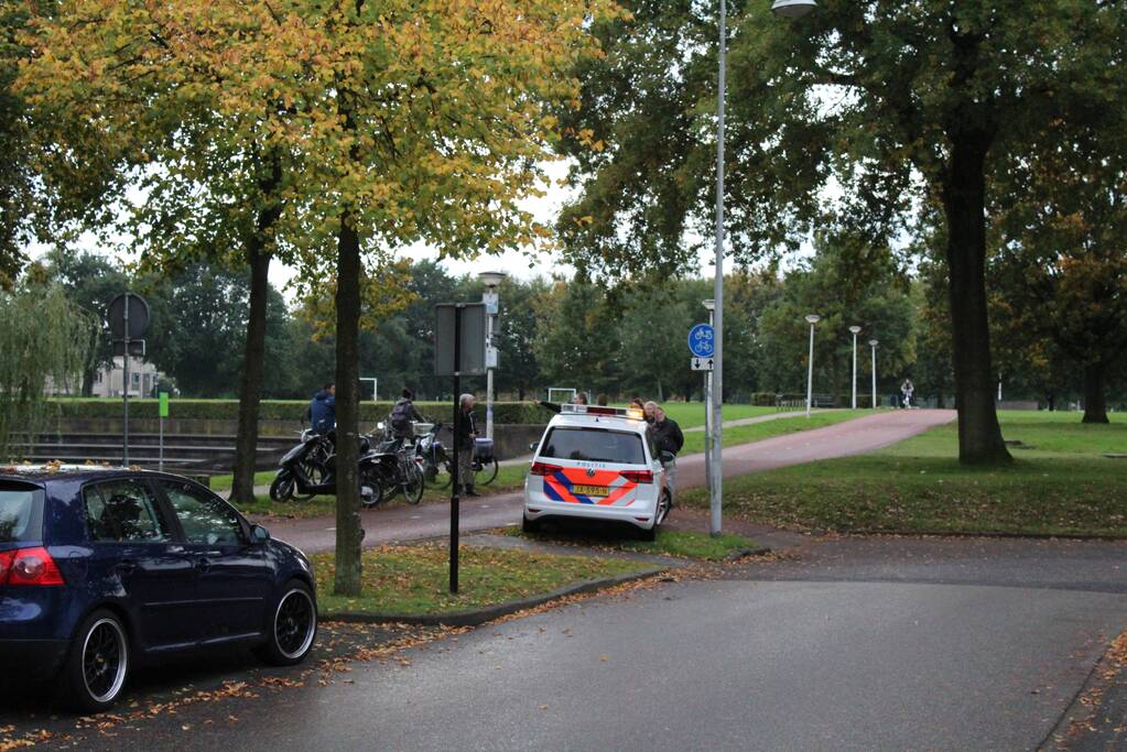 Scooterrijdster gaat hard onderuit en raakt gewond