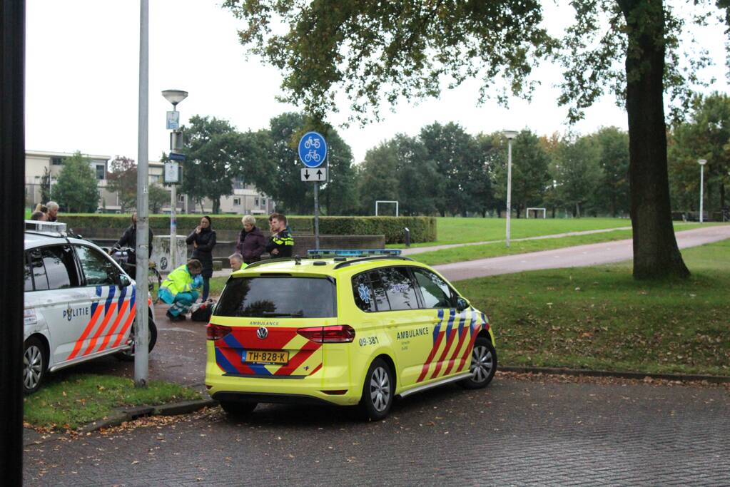 Scooterrijdster gaat hard onderuit en raakt gewond