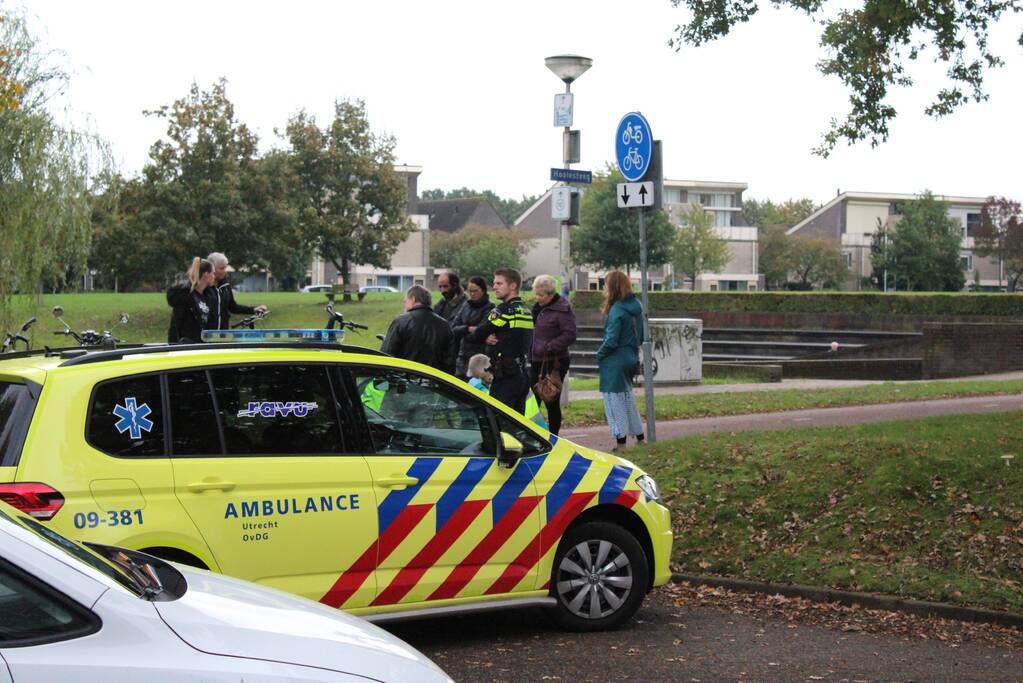Scooterrijdster gaat hard onderuit en raakt gewond