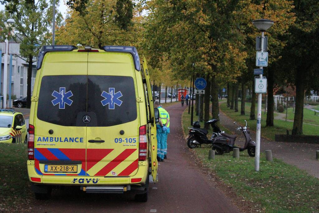 Scooterrijdster gaat hard onderuit en raakt gewond