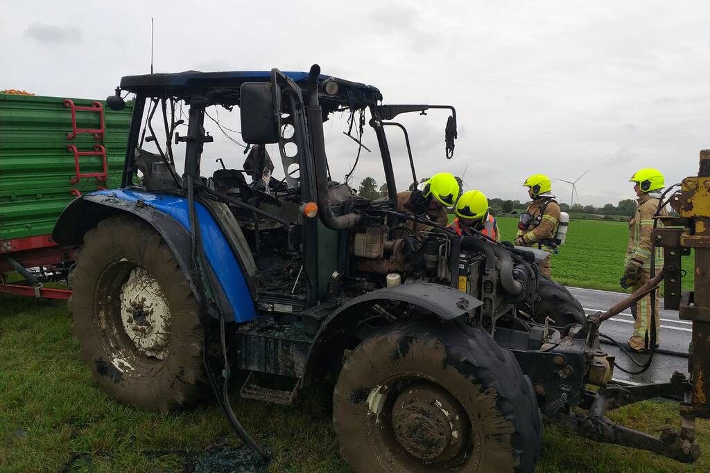 Tractor brandt volledig uit