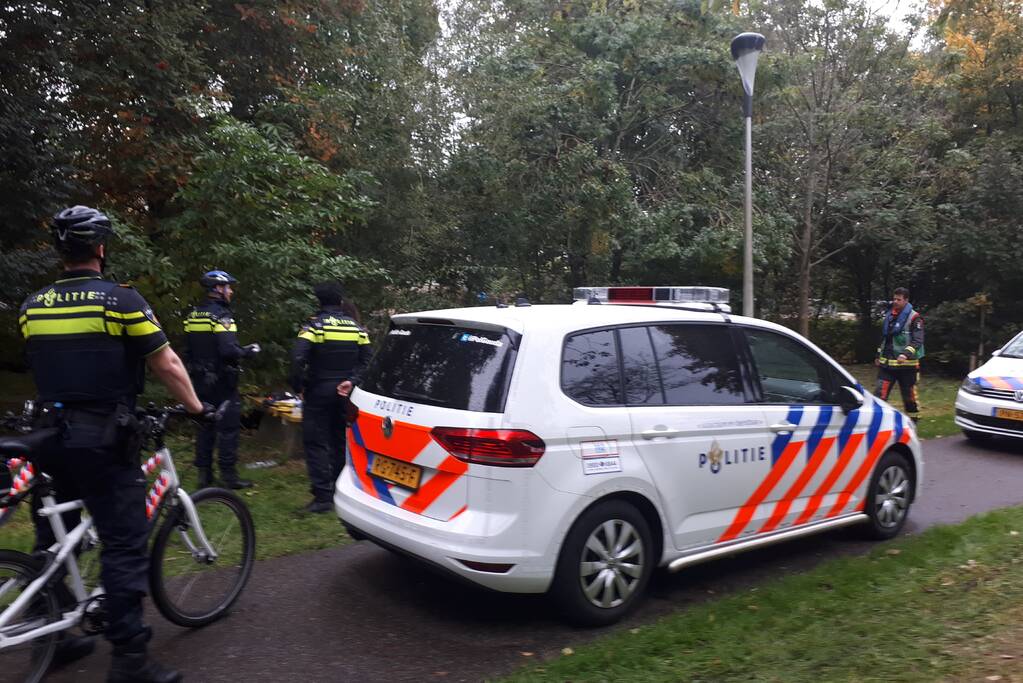 Zoektocht na gevonden kleding op bankje