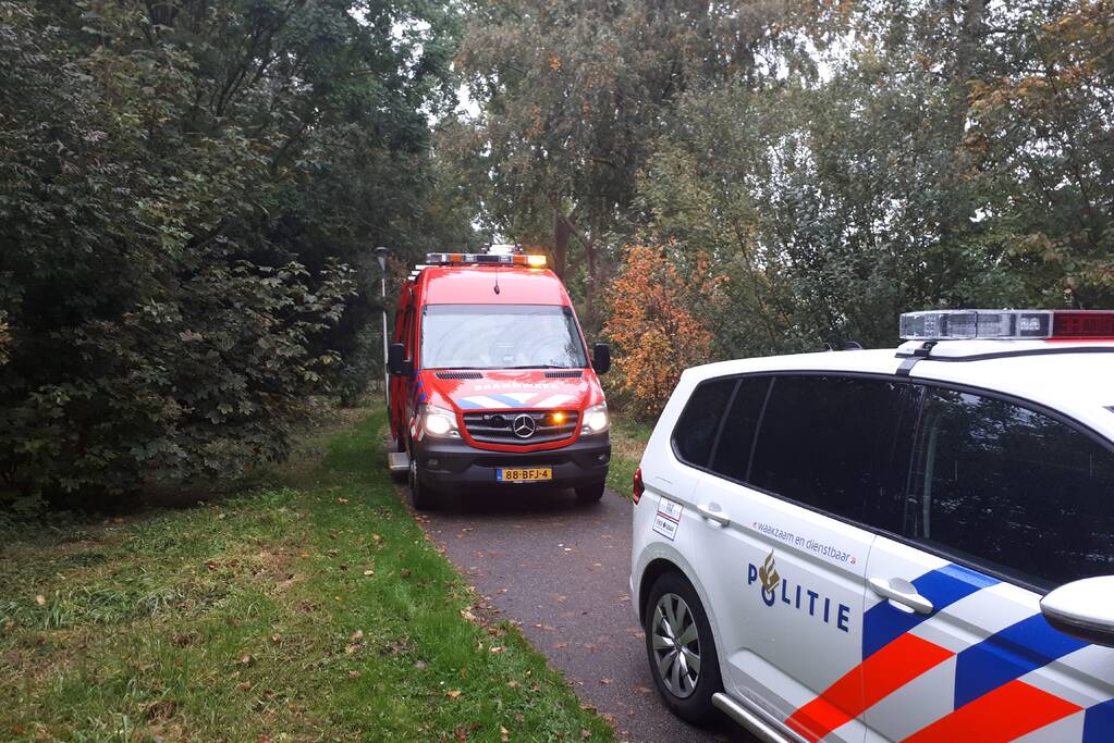 Zoektocht na gevonden kleding op bankje
