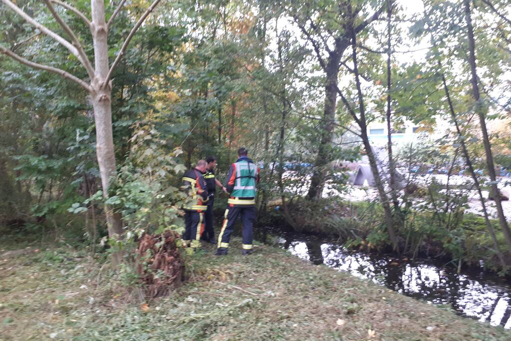Zoektocht na gevonden kleding op bankje