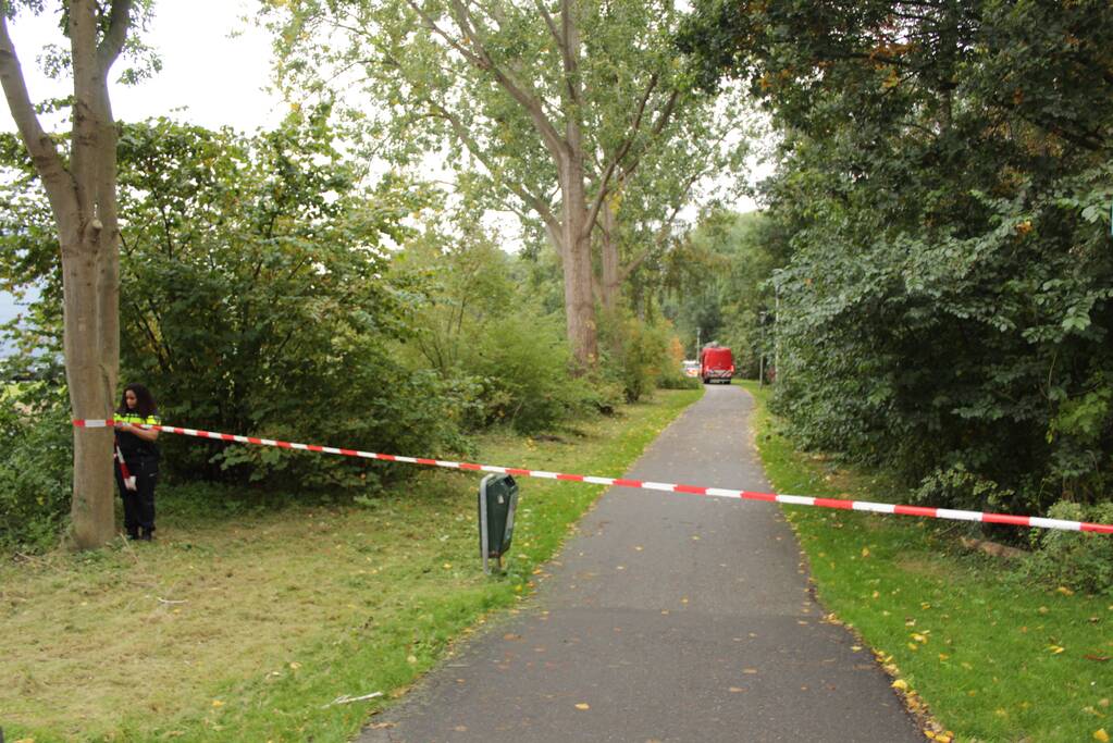 Zoektocht na gevonden kleding op bankje