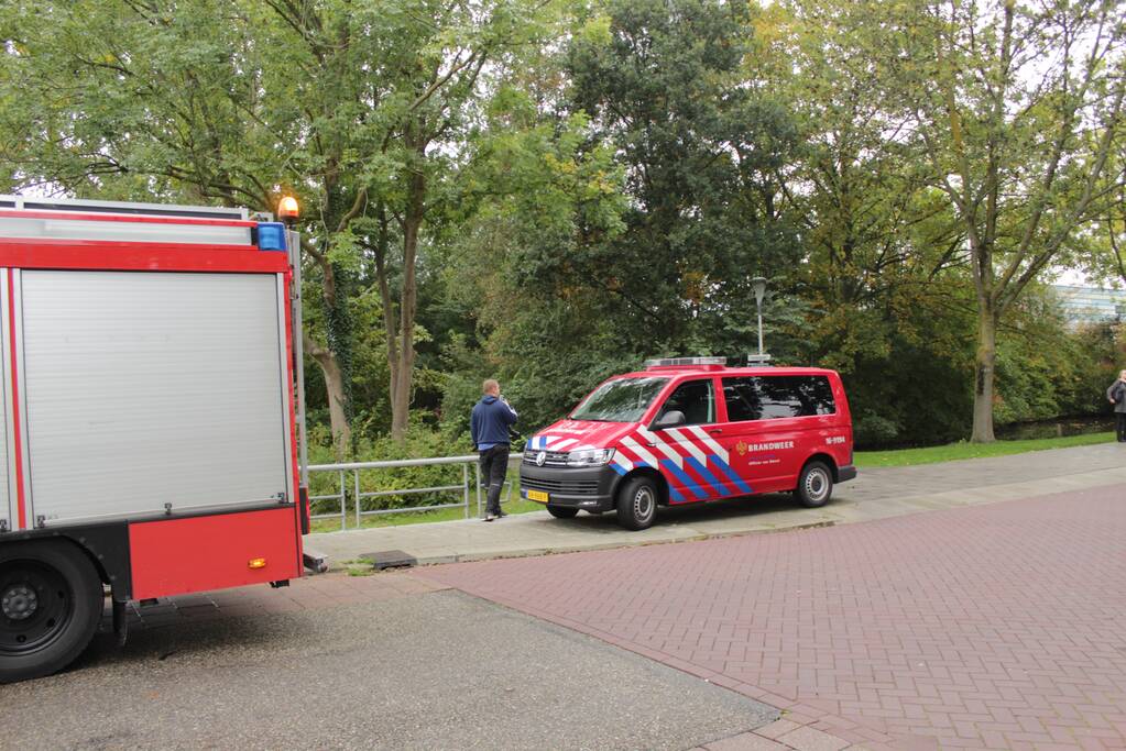 Zoektocht na gevonden kleding op bankje