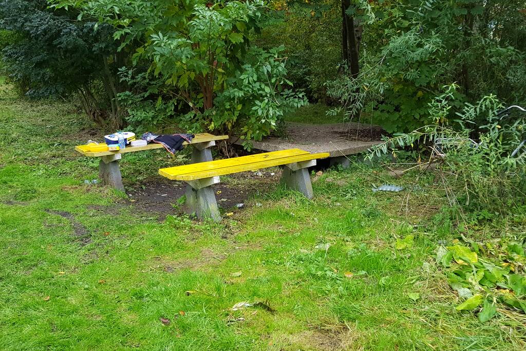 Zoektocht na gevonden kleding op bankje